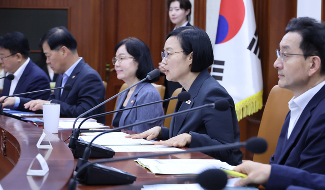 한성숙 국무총리가 9일 서울 종로구 정부서울청사에서 열린 국가정책조정회의에서 발언하고 있다. 연합뉴스
