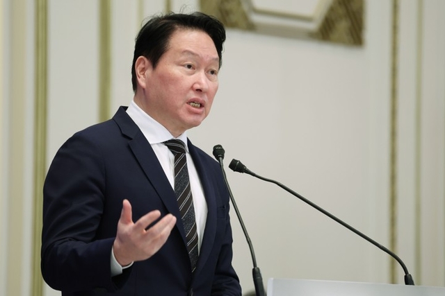 최태원 SK그룹 회장이 29일 청와대에서 이재명 대통령 주재로 열린 3대 메가프로젝트 국민보고회에서 투자계획을 발표하고 있다. 청와대통신사진기자단