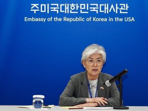 강경화 주미 한국대사가 8일(현지시간) 특파원 기자간담회에서 발언하고 있다. 연합뉴스