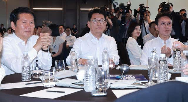 왼쪽부터 더불어민주당 정청래 전 당대표, 송영길 전 대표, 김민석 전 국무총리가 지난 7월 3일 서울 용산구 한 호텔에서 열린 민주당 국회의원 워크숍에 참석해 있다. [연합뉴스]