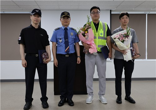 해경 감사장 받은 시민들. 부산해양경찰서 제공/연합뉴스