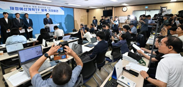 박찬대 시장이 기자회견을 갖고 골목상권 활성화 방안으로 시행중인  ‘이음카드 캐시백’을 일시 중단한다고 발표하고 있다.             인천시 제공