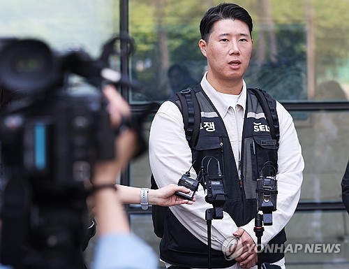 최승호 초기업노조 삼성전자지부 위원장이 13일 경기도 수원시 영통구 수원지방법원에서 열린 삼성전자가 노조를 상대로 제기한 위법 쟁의행위 금지 가처분 신청 심문을 마치고 나와 취재진 질문에 답하고 있다.  [연합뉴스]
