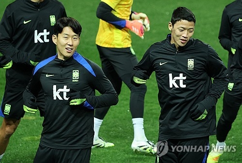함께 훈련하는 손흥민·황희찬 [연합뉴스 자료사진]