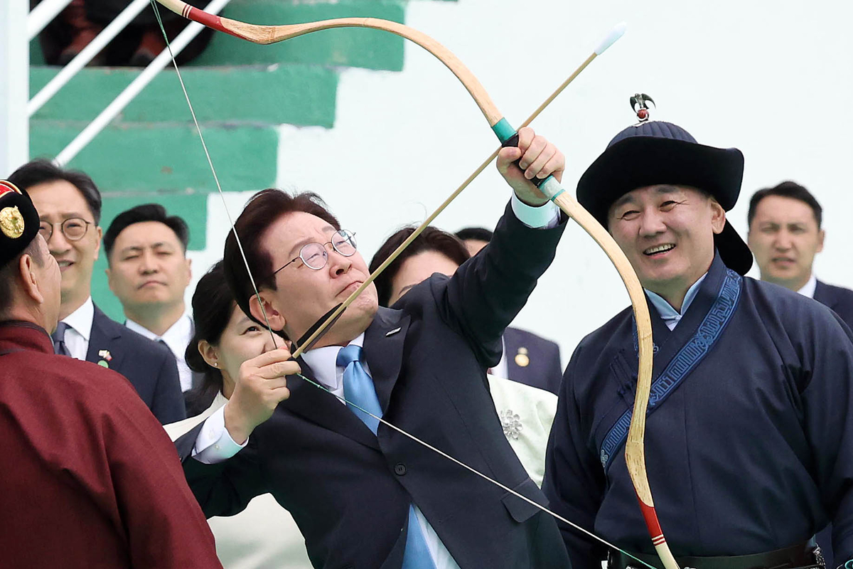 李대통령, 몽골 나담축제 첫 주빈 참석…金여사와 활쏘기 체험도
