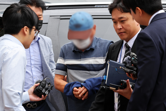 ‘여고생 살해범’ 장윤기 사건의 증거를 인멸한 혐의를 받는 광주 광산경찰서 수사팀장 A 경감이 지난 8일 오전 전남광주통합특별시 동구 광주지방법원에서 열린 구속 전 피의자 심문(영장실질심사)에 출석하고 있다. 연합뉴스
