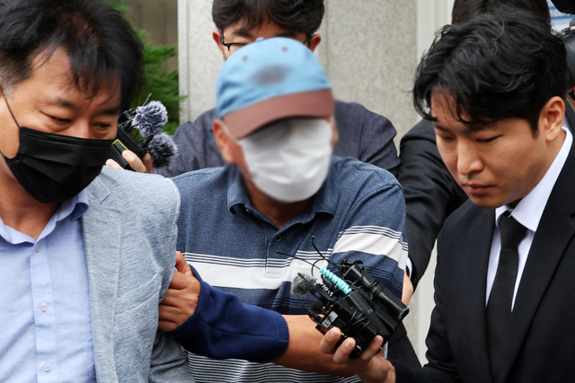 ‘여고생 살해범’ 장윤기 사건의 증거를 인멸한 혐의 등을 받는 광주 광산경찰서 수사팀장 A 경감이 지난 8일 오전 전남광주통합특별시 동구 광주지방법원에서 열린 구속 전 피의자 심문(영장실질심사)에 출석한 뒤 법정 밖으로 나오고 있다. 연합뉴스