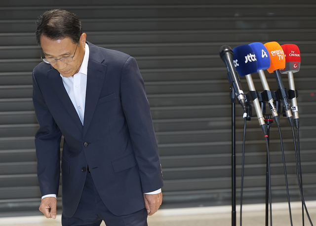 유재성 경찰청장 직무대행이 10일 인천국제공항 제2여객터미널을 통해 귀국해 취재진 질문에 답변을 마치고 있다. 연합뉴스