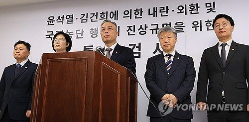 권창영 특별검사가 지난 2월 25일 과천 사무실에서 윤석열ㆍ김건희에 의한 내란ㆍ외환 및 국정농단 행위의 진상규명을 위한 특별검사 사무실 현판식을 마치고 특검보들과 입장발표를 하고 있다. 오른쪽에서 두번째가 권영빈 특검보. [연합뉴스]