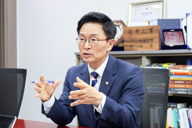 정진욱 더불어민주당 의원이 지난 9일 국회 의원회관에서 디지털타임스와 인터뷰를 진행하고 있다. 이슬기 기자 9904sul@