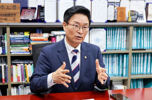 정진욱 더불어민주당 의원이 지난 9일 국회 의원회관에서 디지털타임스와 인터뷰를 진행하고 있다. 이슬기 기자 9904sul@