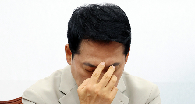 장동혁 국민의힘 대표가 9일 국회에서 열린 최고위원회의에서 최고위원들의 발언을 들으며 생각에 잠겨 있다. 연합뉴스
