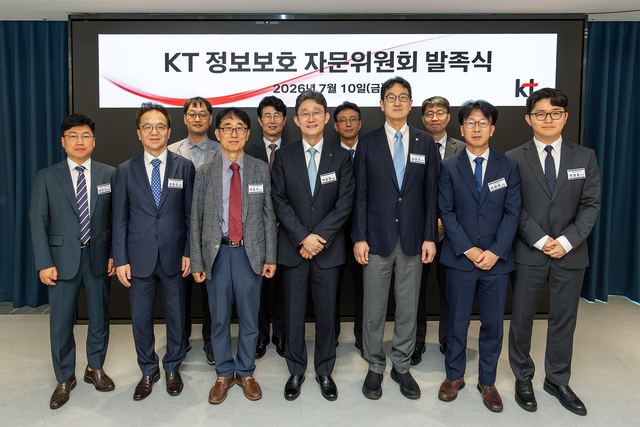 박윤영(앞줄 왼쪽 네 번쨰) KT 대표가 지난 10일 KT 광화문빌딩에서 열린 KT 정보보호 자문위원회 발족식에서 자문위원회 위원들과 기념사진을 촬영하고 있다. KT 제공
