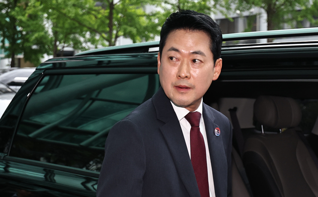 10일 ‘장윤기 사건’과 관련해 경찰청을 항의 방문한 국민의힘 장동혁 대표가 유재성 경찰청장 직무대행과의 면담장에 취재진, 보좌관 등의 출입을 막으며 비공개를 요청하는 경찰에게 항의한 뒤 면담을 취소하고 되돌아가고 있다. 연합뉴스