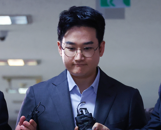 지난 6·3 지방선거에서 피습 자작극 의혹을 받는 정이한 전 개혁신당 부산시장 후보가 8일 부산지방법원에 구속 전 피의자 심문(영장실질심사)에 출석하기 위해 법정에 들어서고 있다. 연합뉴스