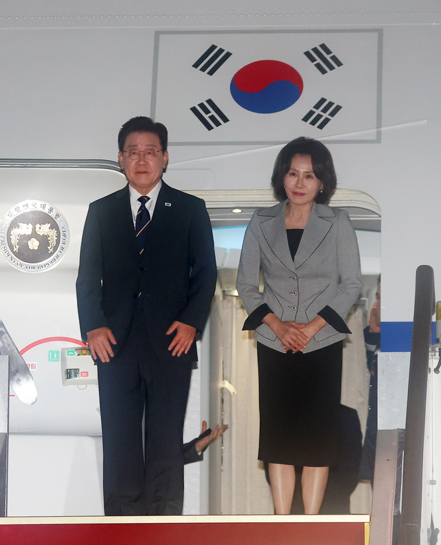나토 정상회의와 몽골 국빈 방문을 마치고 귀국한 이재명 대통령과 김혜경 여사가 11일 성남 서울공항에 도착한 공군 1호기에서 환영객들을 향해 인사하고 있다. 연합뉴스
