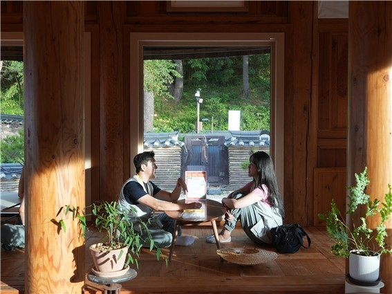 낙산사 다래헌에서 로테이션 차담을 하는 ‘나는 절로’ 참가자들. 대한불교조계종 사회복지재단