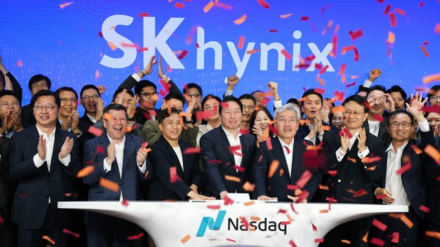 지난 10일 오전(현지시간) 미국 뉴욕 나스닥 마켓사이트에서 열린 ‘오프닝 벨’ 행사에서 최태원 SK그룹 회장, 곽노정 SK하이닉스 CEO, 고승범 SK하이닉스 사외이사 겸 이사회 의장이 타종을 하며 나스닥 ADR 거래 개시를 알리고 있다.  [SK하이닉스 제공]