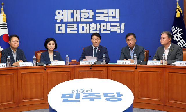 이학연 더불어민주당 전준위 위원장이 7일 국회에서 열린 전국당원대회 준비위원회 3차 회의에서 발언하고 있다. 연합뉴스