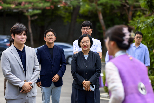 한성숙 국무총리와 적극행정 유공 포상자들이 12일 서울 종로구 삼청동 총리공관에서 열린 브런치에 참석, 문화관광해설사로부터 총리공관 내 천연기념물 등에 대해 설명받고 있다. 연합뉴스