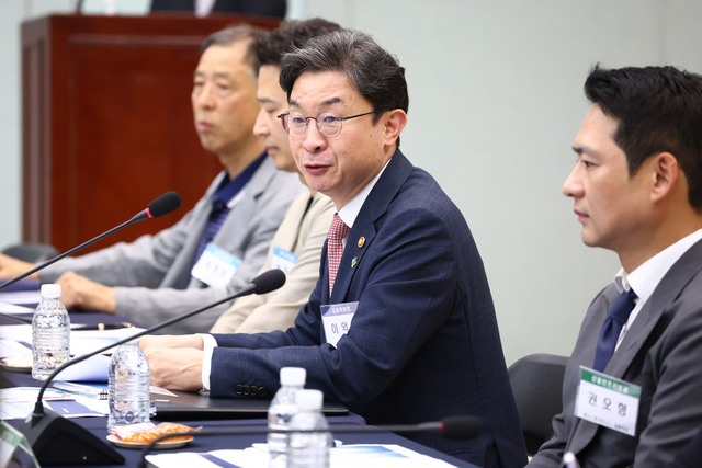 이억원 금융위원회 위원장이 지난달 17일 서울 중구 예금보험공사에서 열린 포용금융 현장 대토론회에서 발언하고 있다. [연합뉴스]
