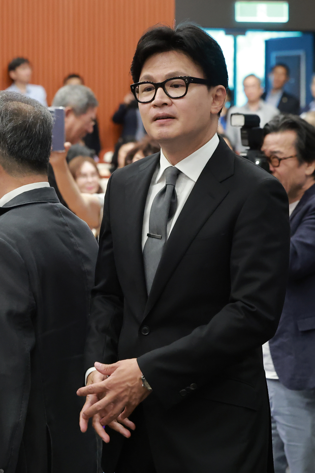 한동훈 무소속 의원이 지난 6월 29일 국회박물관에서 열린 김덕룡 김영삼민주센터 이사장 회고록 출판기념회에 참석하고 있다. [연합뉴스]