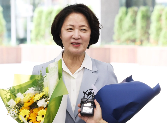 더불어민주당 소속 추미애 경기도지사가 민선 제9기 도정 임기를 시작한 지난 7월 1일 경기도 수원시 영통구 경기도청으로 출근하고 있다. [연합뉴스 사진]