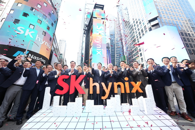 나스닥 ADR 거래 개시 알리는 SK하이닉스[연합뉴스]