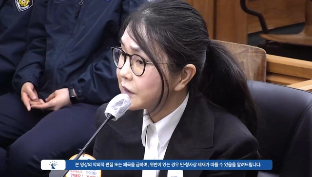 윤석열 전 대통령 부인 김건희씨가 지난 4월 13일 서울 서초구 서울중앙지법 형사합의33부(이진관 부장판사) 심리로 열린 박성재 전 법무부 장관의 12·3 비상계엄 내란중요임무종사 혐의 사건의 속행 공판에 증인으로 출석해 증언하고 있다. [연합뉴스 자료사진]