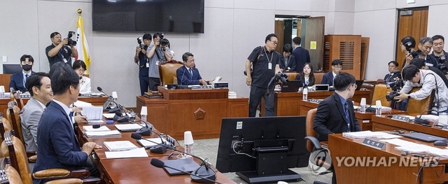 국회 법제사법위원회 제1소위 위원장인 더불어민주당 김승원 의원이 13일 국회에서 형사소송법 개정안 논의를 위한 소위를 개회한 뒤 안건을 설명하고 있다. 연합뉴스
