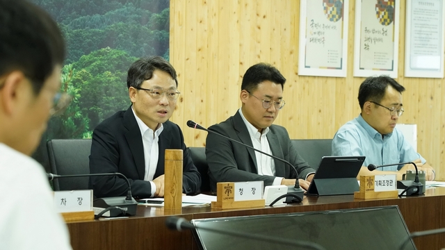 박은식(오른쪽 세번째) 산림청장이 13일 간부회의에서 공직기강 확립에 간부들이 솔선수범할 것을 강조하고 있다. 산림청 제공.