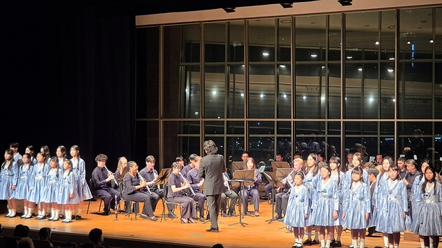 미국 유타대학교 클라리넷 콰이어와 쎄서미 합창단이 지난 12일 아트센터인천 다목적홀에서 합동 무대를 선보이고 있다. (유타대학교 아시아캠퍼스 제공)