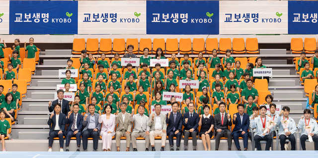 참가 선수와 지도자, 체조 국가대표팀 선수들, 교보생명과 지자체·체육계 관계자들이 지난 9일 충북 제천실내체육관에서 열린 ‘제42회 교보생명컵 꿈나무체육대회’ 개막식에서 기념촬영을 하고 있다. [교보생명 제공]