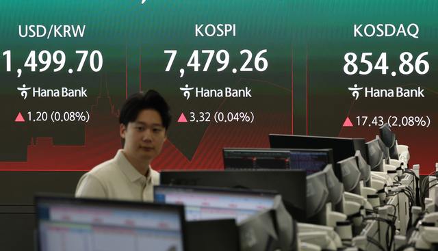13일 서울 중구 하나은행 본점 딜링룸에서 직원들이 업무를 보고 있다. 이날 오전 9시 3분 기준 코스피는 35.74포인트(0.48%) 오른 7511.68을 나타내고 있다.   [연합뉴스]