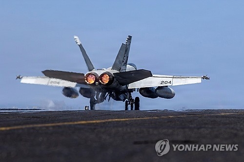 이란 공습작전 위해 미 항모 에이브러햄 링컨호에서 출격하는 F/A-18E 전투기. *기사 내용과 직접 관련 없음.  [미 해군·중부사령부 제공/AP=연합뉴스 자료사진]