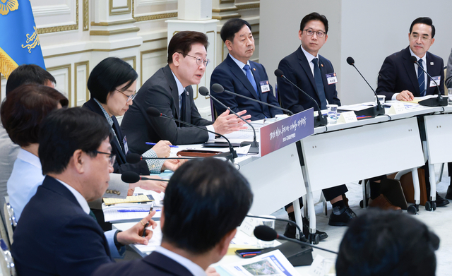 이재명 대통령이 13일 청와대에서 열린 국가재정전략회의에서 발언하고 있다. 연합뉴스