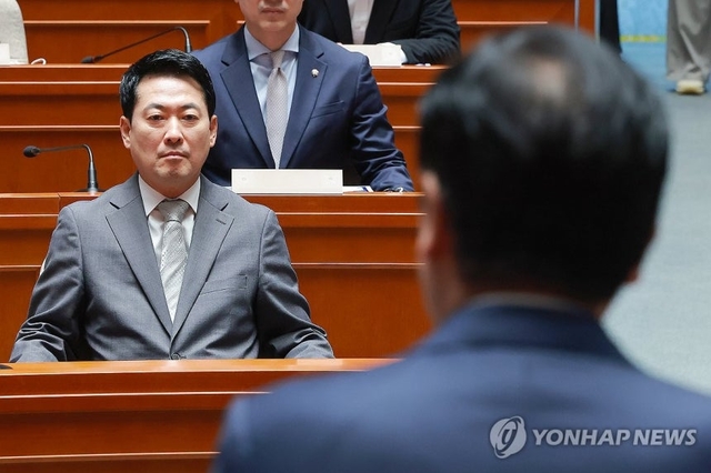 장동혁 국민의힘 대표가 13일 국회에서 열린 의원총회에 참석해 정점식 원내대표 발언을 듣고 있다. 연합뉴스