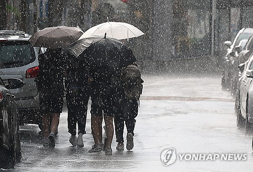 더운데 비는 내리고. [연합뉴스]