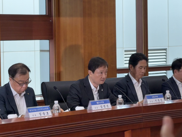 이찬진(왼쪽 두번째) 금융감독원장이 13일 오전 서울 여의도 금융투자협회에서 열린 자산운용사 CEO 간담회에서 모두발언을 하고 있다.