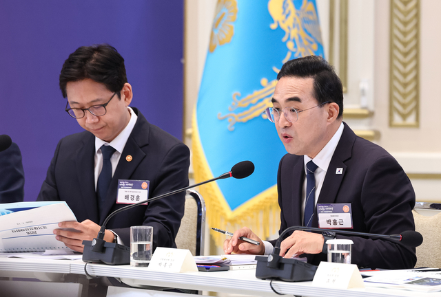 박홍근 기획예산처 장관이 13일 청와대에서 이재명 대통령 주재로 열린 국가재정전략회의에서 2027년 예산안 편성 및 중기 재정 운용 방향을 발표하고 있다. 연합뉴스