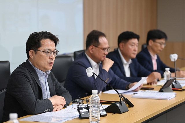 문신학(왼쪽) 산업통상부 차관은 13일 정부세종청사 산업부 회의실에서 중동정세 긴장 재고조에 따른 원유 수급 및 석유가격 동향을 점검하고, 각 업계의 원유 수급 현황과 대응방안 등을 논의했다. 산업부 제공