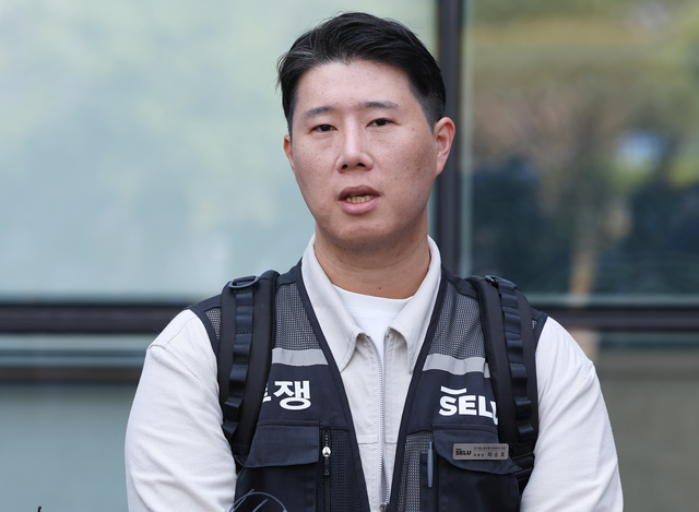 최승호 초기업노조 삼성전자지부 위원장이 지난 5월 경기 수원 영통구 수원지방법원에서 열린 삼성전자가 노조를 상대로 제기한 위법 쟁의행위 금지 가처분 신청 심문을 마치고 나와 취재진 질문에 답하고 있다. 연합뉴스