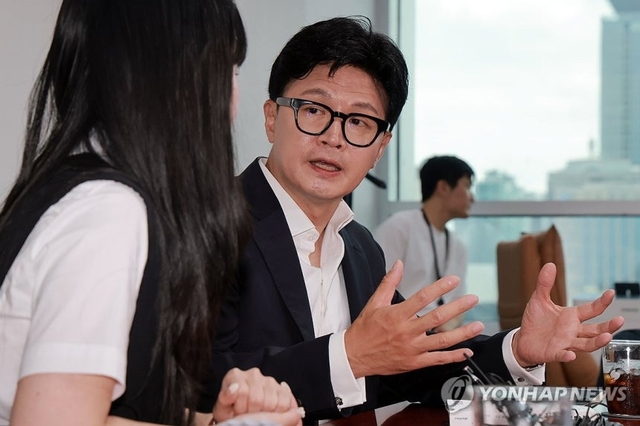 한동훈 무소속 의원이 지난 13일 국회 의원회관 자신의 사무실에서 더불어민주당이 추진하는 검찰 보완수사권 폐지와 관련해 ‘부산 돌려차기’ 사건 피해자와 면담한 뒤 취재진을 만나 면담 내용을 설명하고 있다. 연합뉴스
