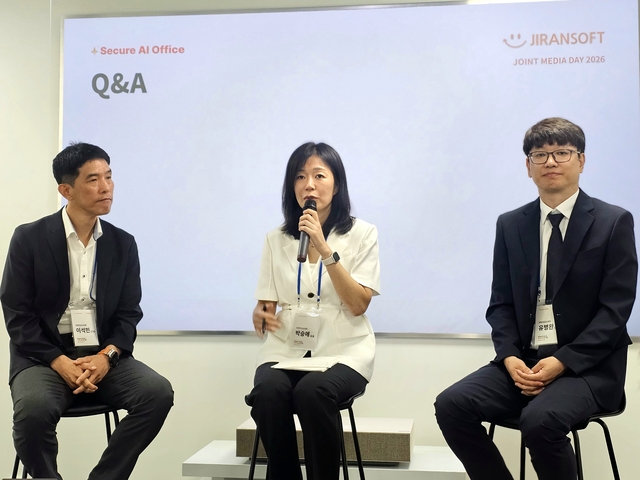 지란지교소프트가 14일 경기 성남 판교 지란37에서 개최한 간담회에서 이 회사 이석민(왼쪽부터) CTO, 박승애 각자대표, 유병완 각자대표가 기자들의 질문에 답하고 있다. 팽동현 기자