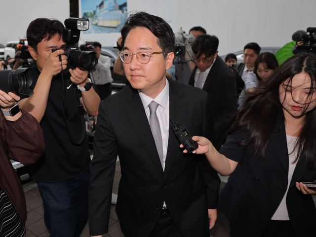 김건희 여사가 연루된 수사 무마 의혹을 받는 심우정 전 검찰총장이 10일 피의자 조사를 위해 경기 과천 2차 종합특검으로 출석하고 있다.   [연합뉴스]