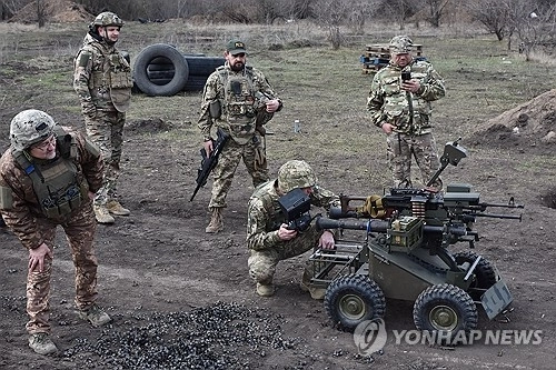 작년 3월 우크라이나 군인들이 무인지상차량(UGV)을 시험 운용하는 모습. [EPA=연합뉴스]
