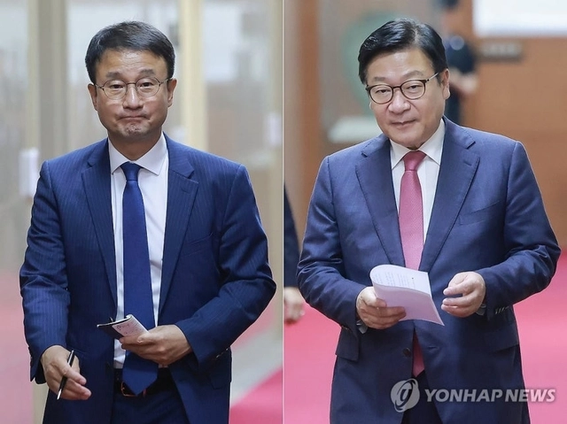 한병도 더불어민주당 대표 직무대행 겸 원내대표와 정점식 국민의힘 원내대표가 14일 국회의장실에서 조정식 국회의장 주재 원 구성 관련 원내대표 회동을 마친 뒤 각각 의장실에서 나오고 있다. 연합뉴스