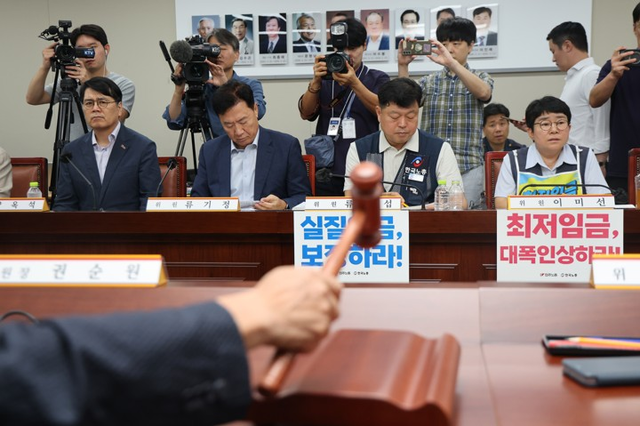 14일 정부세종청사 최저임금위원회에서 제14차 전원회의가 시작되고 있다. 왼쪽부터 사용자위원인 양옥석 중소기업중앙회 인력정책본부장, 류기정 한국경영자총협회(경총) 전무, 근로자위원인 류기섭 한국노총 사무총장, 이미선 민주노총 부위원장. [세종=연합뉴스]