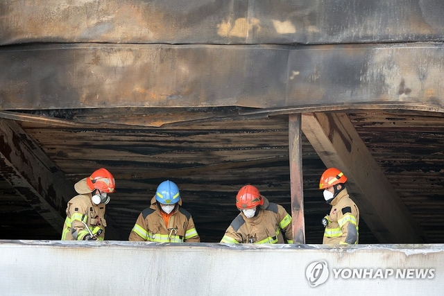 지난 3월 대전 대덕구 소재 자동차 부품 제조업체인 안전공업 주식회사 화재 합동 감식에 나선 소방 당국 관계자들이 무허가 불법 증축으로 확인된 공장 내부에 진입해 현장을 살피고 있다. 연합뉴스