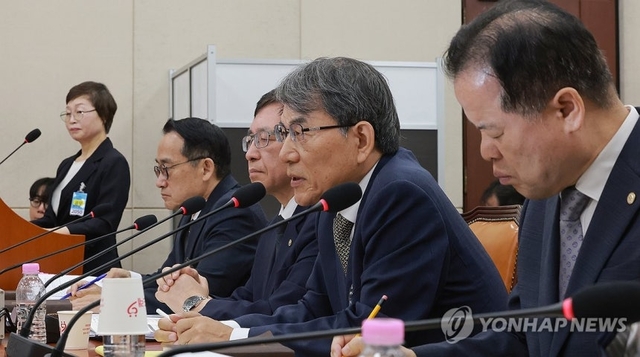 노태악 전 중앙선거관리위원장이 14일 국회에서 열린 '제9회 전국동시지방선거 투표용지 부족 사태 등 국민 참정권 침해 진상규명 및 선거관리 개혁을 위한 국정조사 특별위원회' 제1차 청문회에서 의원 질의에 답하고 있다. 연합뉴스
